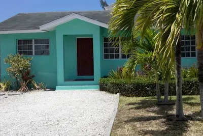 Image de Oasis Hideaway, 7 minutes walk to beach, restaurants, and local transport.