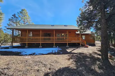 Image de Secluded cabin nestled in the woods