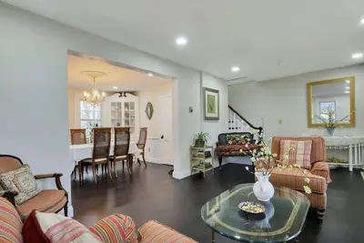 Image de Beautiful historic home in Stony Brook!