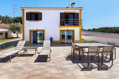 Image de Maison de vacances 'Casa Girassol' avec piscine partagée, terrasse privée et accès Wi-Fi