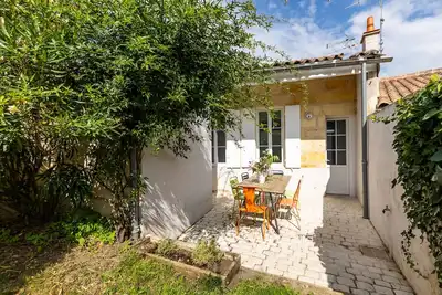 Image de Maison de vacances 'Echoppe 3 Ch Jardin 12mn St Emilion' avec terrasse privée, jardin privé et Wi-Fi