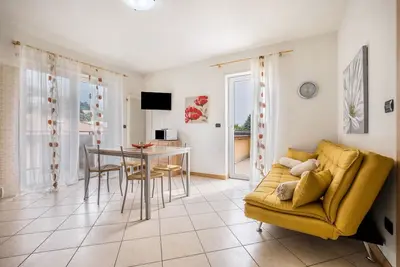 Image de Appartement 'N5 Appartamento Viola' avec vue sur les montagnes, terrasse privée et jardin partagé