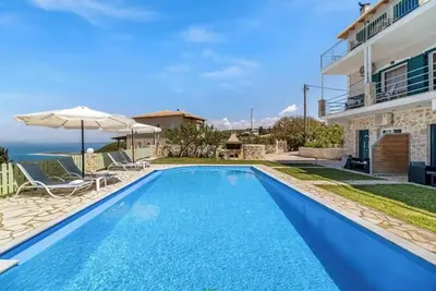 Image de Studio \"Deluxe 1\" avec vue sur la mer, piscine partagée et Wi-Fi