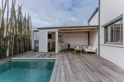 Image de Maison de vacances 'Maison De Vacances Avec Piscine' avec piscine privée, Wi-Fi et climatisation