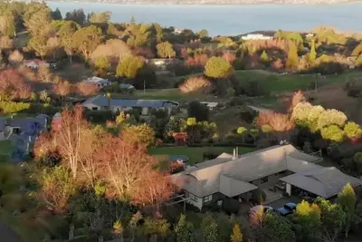 Image de Acacia Bay Lodge: Lakeview & Private Garden View Manor in Taupo