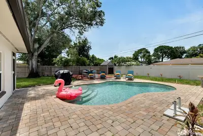 Image de Spacious Home with Private Pool, Perfect for Families and Pets.