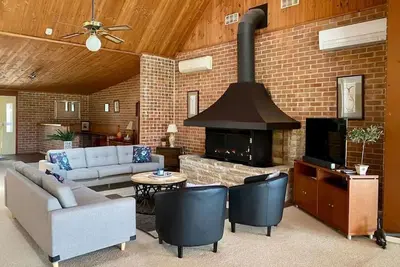 Image de Bluebush Estate - The Lodge - Group Accommodation at it's Best!