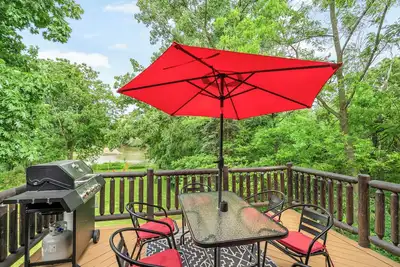 Image de Log Cabin Escape + King B + Hot Tub+ Sauna+ River Views