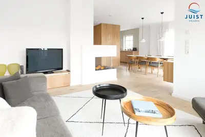 Image de Stylishly furnished vacation home with terrace on the mudflats.