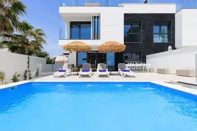 Image de Villa Portofino Maison de luxe en première ligne à Cambrils avec piscine privée.