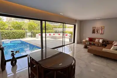 Image de Luxury 2br - Private Pool & Garden