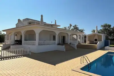 Image de BnB Homes Luxueuse Villa Stardust avec piscine et Bbq pour famille nombreuse