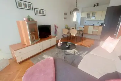 Image de Comfortable family-sized apartment near all amenities.