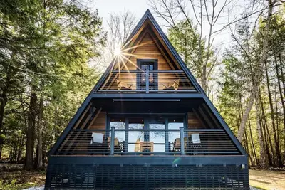 Image de Lakefront Retreat: Pet-Friendly A-Frame with Modern Comforts