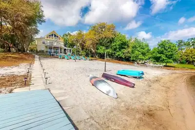 Image de Lake Front Property With Beach, Dock And Game Room, 30 Min To Gainsville