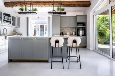 Image de Secret d'Uzès: Place aux Herbes, Mazet avec piscine chauffée