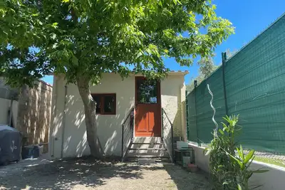 Image de petite maison près du pont d'avignon