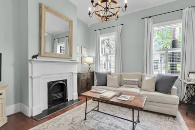 Image de Beautiful Manor in Prime Location w/ Charming Courtyard by Lucky Savannah