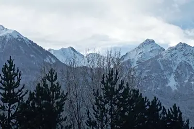 Charmant T2 calme et ensoleillé, au coeur de Briançon, avec vue sur montagnes
