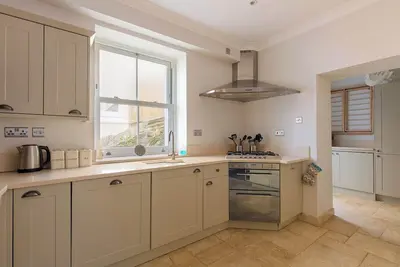 Image de A 4 bedroom 4 bathroom semi-detached per friendly house in central Salcombe