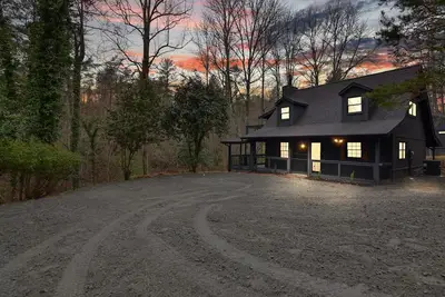 Image de Fully Furnished Mid Term Rental, 10 mins to Helen, Creekside Fishing, Firepit