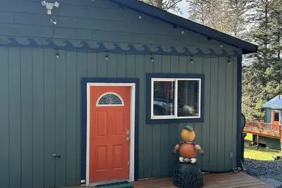 Image de Cozy, quiet cottage surrounded by large spruce trees and Mountain View’s.