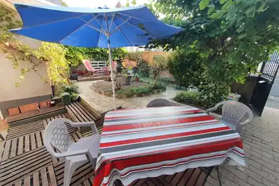 Image de Maison de ville avec jardin à 2 pas des Marais et quelques mns du centre-ville.