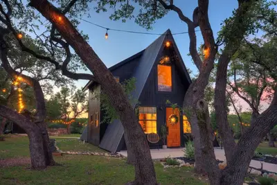 Image de New Treehouse at Link Lane 2 Acres w Hot Tub