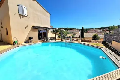 Image de Villa avec piscine au coeur d'une station balnéaire