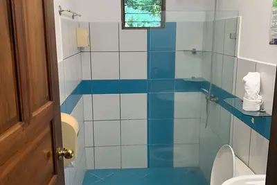 Image de Hotel y Villas Playa Hermosa, le Ofrece Confortables Habitaciones Para Parejas!