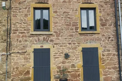 Image de Maison en pierre avec une belle terrasse en bois et barbecue