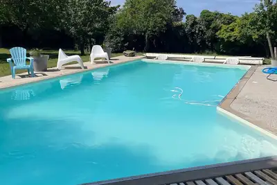 Image de Maison tout confort avec piscine et terrain de tennis dans le marais poitevin