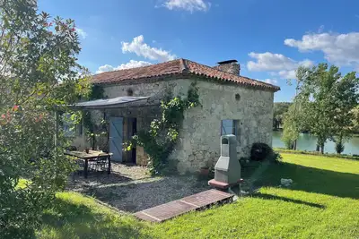 Image de Le gîte de « La Chartreuse » maison en pierre rénovée avec immense piscine (47)