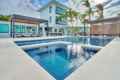 Image de Gulfside Waterfront Luxe Estate w/private beach, pool, spa, boat dockage