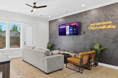 Image de Downtown Luxe Retreat: Pool, Patio, Games & Grill