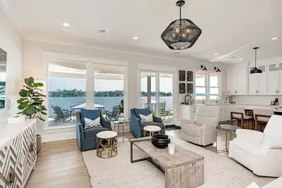 Image de False River Newer Modern Home with Incredible Views! Screened in porch with Tv!