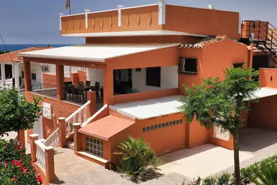 Chalet de Lujocasa Terracota con Piscina, 3 Cocinas, 6 Habitaciones y 6 Baños