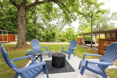 Image de 5 bedroom Family campus with three separate kitchens 15 min from Ft Moore