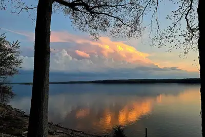 Image de Cozy lake house w/ spacious deck, Bbq/fire pit. Boat ramp1 mi away Pet friendly!