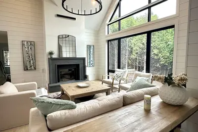 Image de Newly-built Modern Farmhouse at Eugenia Falls