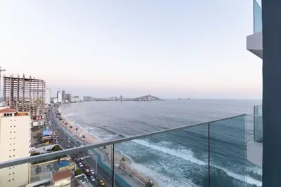 Image de Depa de lujo frente al malecón/mar by PartnerHost