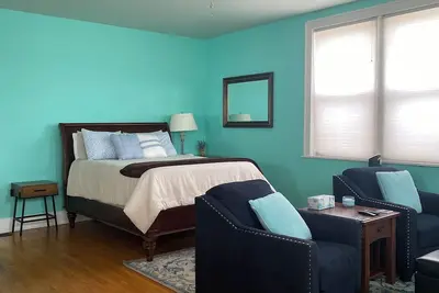 Image de Modern Studio Apartment on courthouse square