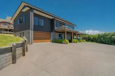 Image de Hosts on the Coast Ataahua