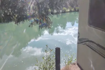 Image de 2 campers by the creek