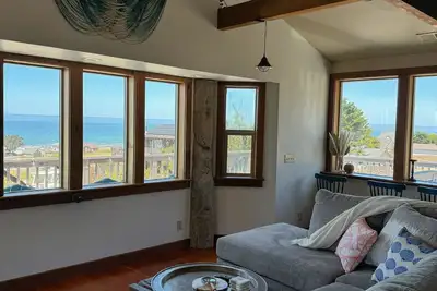 Image de A Craftsman's Masterpiece with Ocean Views and Hot Tub