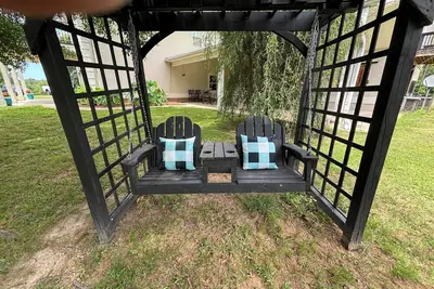 Image de Fishing is a treat on this 113 acre retreat. Unwind and get back to nature.