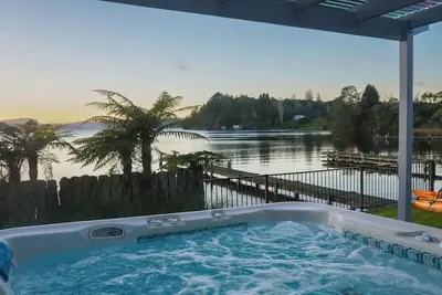 Image de Lakefront Oasis Summa