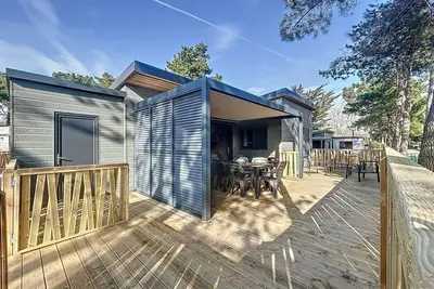Image de Chalet de Standing à Jullouville: 6 Couchages, Piscine Chauffée, Proche Plage et Commerces, WiFi Gratuit
