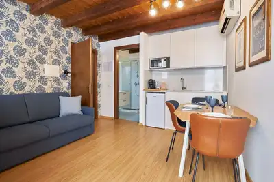 Image de Bilocale con Soggiorno e Bagno, in una Tranquilla via a 400m Dalla Zona Pedonale