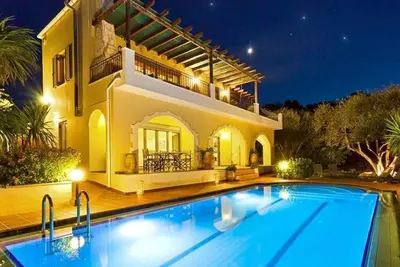 Image de Spacious accommodation with stunning views and a short walk to the beach.